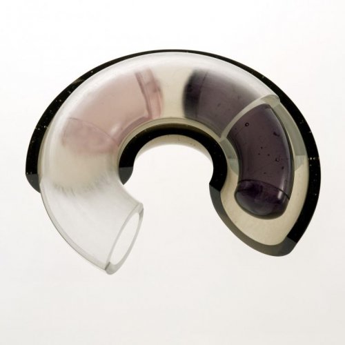 Prstenec - MgA. VERONIKA ČERNÁ, tavené a broušené sklo, 20 x 20 x 6 cm
