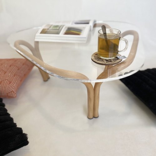 Konferenční stolek TEND - kombinace plexiskla a ohýbaného bukového dřeva