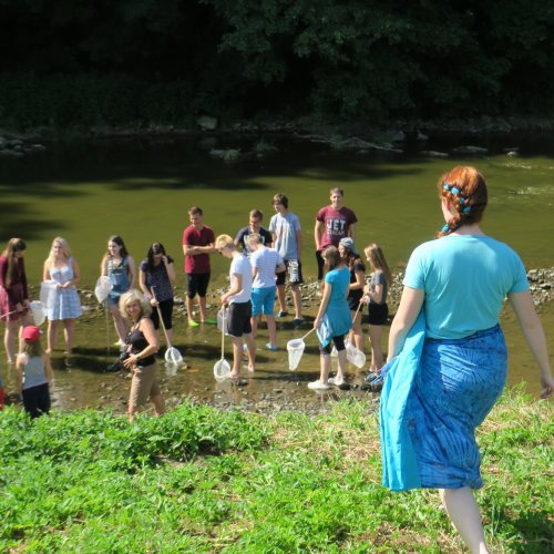 I děti z 2. třídy ZŠ Komenského přivítala „Řeka Sázava“ a vysvětlila jim pravidla, jak se v řece chovat.