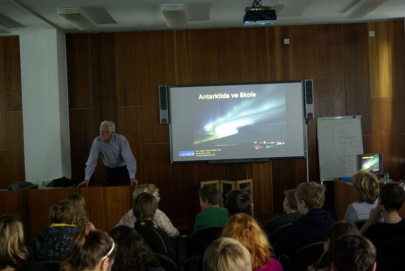 Prof. RNDr. Pavel Prošek CSc. vypráví žákům partnerských ZŠ své zkušenosti z oblasti Antarktidy